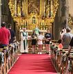 Kinder stehen vor einem Altar in einer Kirche